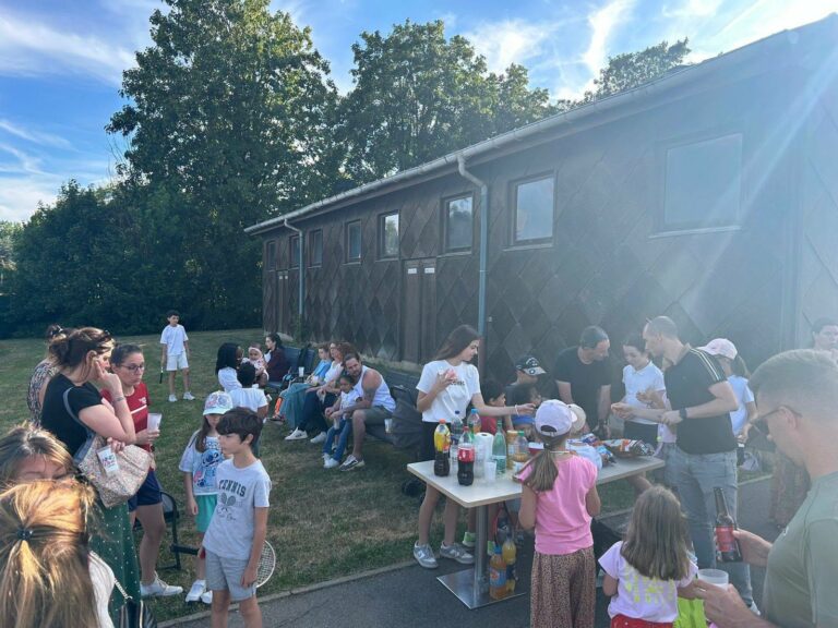 Familles et jeunes joueurs réunis autour d’un goûter près du club-house du Tennis Club de Lèves.