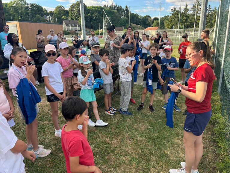 Jeunes de l’école de tennis réunis avec leur coach et leurs familles lors d’une remise de récompenses au club.