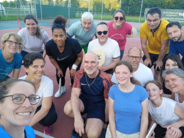 Groupe de joueurs de pickleball réunis sur les courts extérieurs du Tennis Club de Lèves.